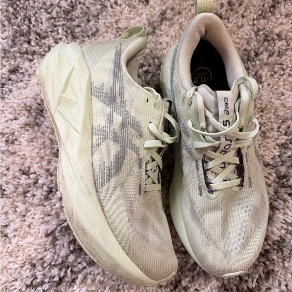 Asics Novablast women’s size 8 - Picture 2 of 4